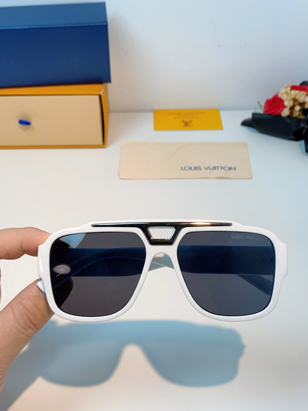 LouisVuitton路易威登 2026新款 大框防晒墨镜字母双色镜腿镜框板材双梁飞行员蛤蟆形时尚太阳