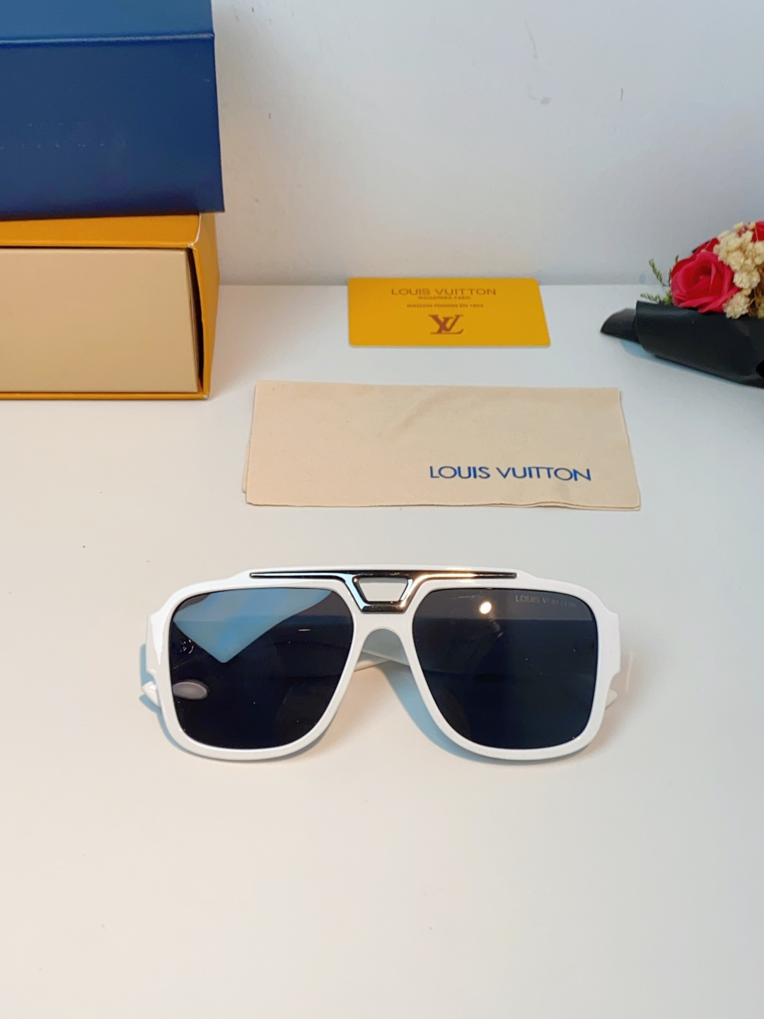 LouisVuitton路易威登 2026新款 大框防晒墨镜字母双色镜腿镜框板材双梁飞行员蛤蟆形时尚太阳