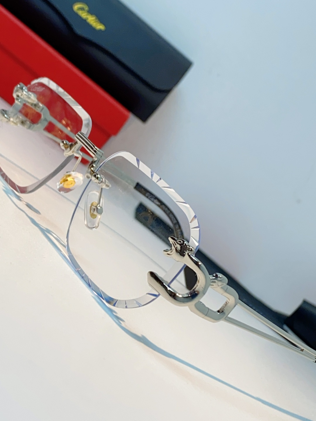 Cartier卡地亚 2026新款 方框切割太阳眼镜男女通用时尚遮阳墨镜防紫外线潮酷 女士墨镜