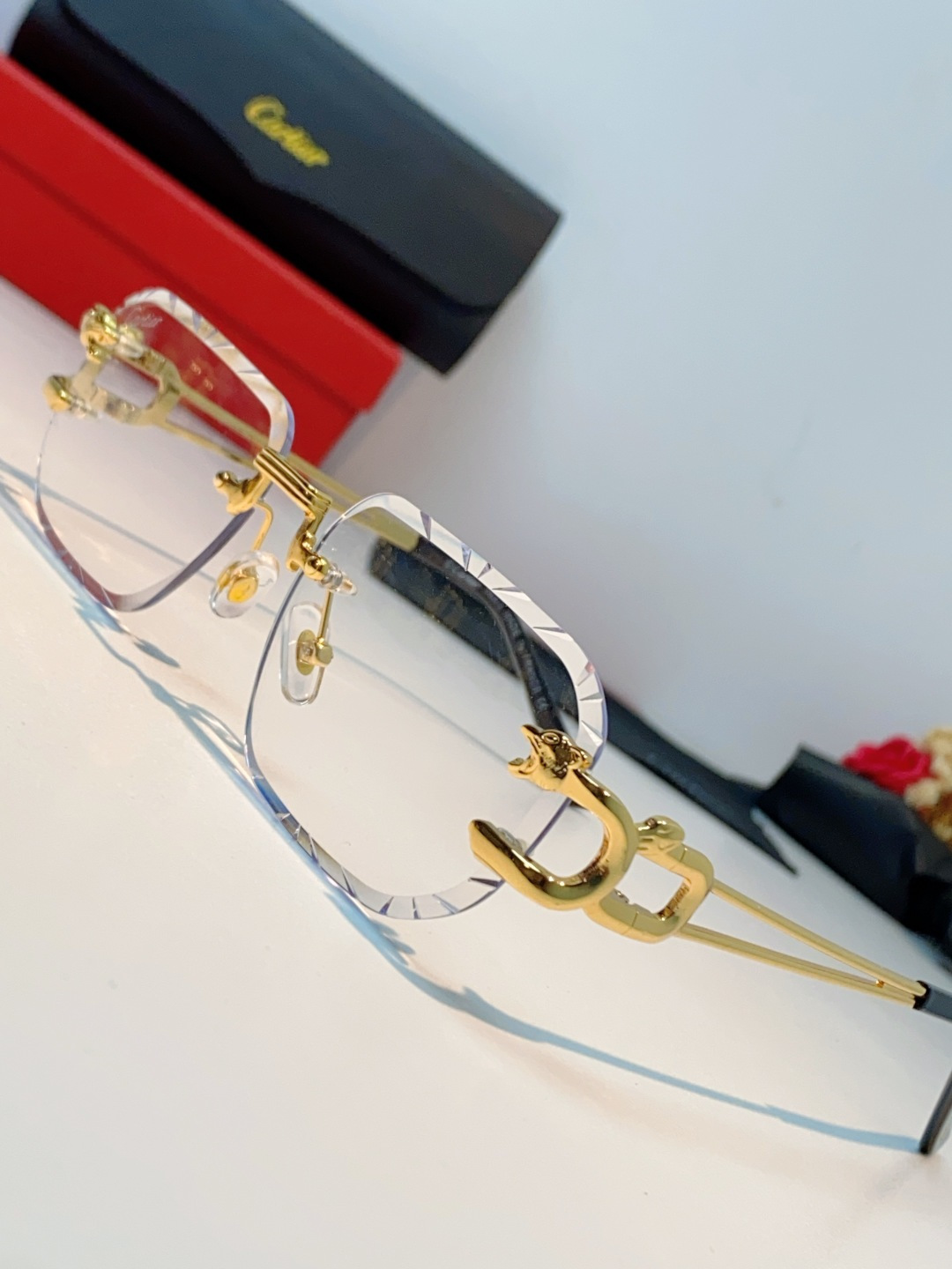 Cartier卡地亚 2026新款 方框切割太阳眼镜男女通用时尚遮阳墨镜防紫外线潮酷 女士墨镜