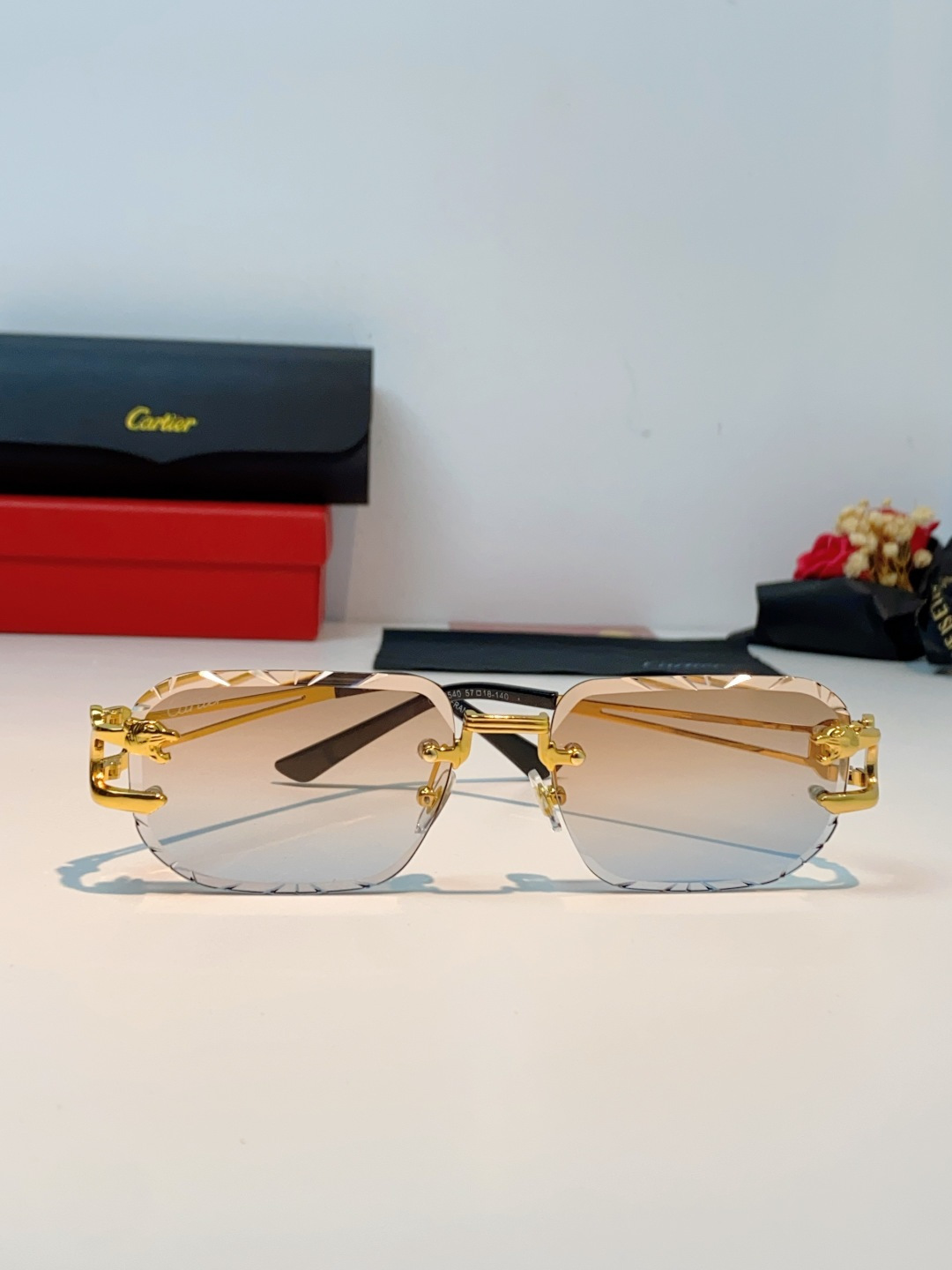 Cartier卡地亚 2026新款 方框切割太阳眼镜男女通用时尚遮阳墨镜防紫外线潮酷 女士墨镜