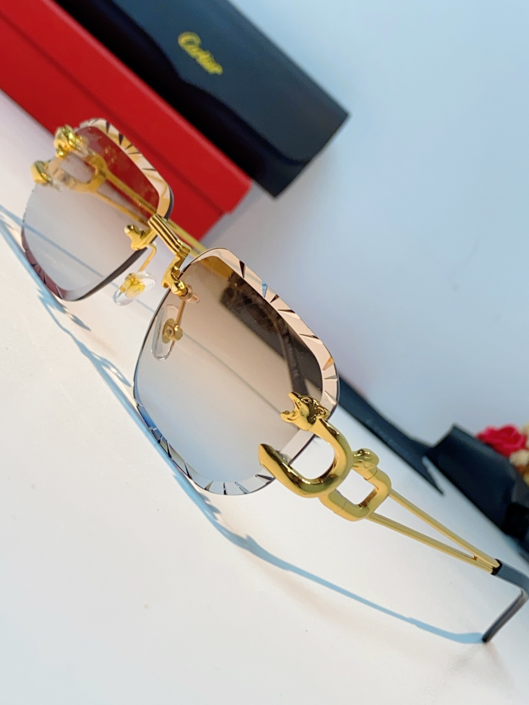 Cartier卡地亚 2026新款 方框切割太阳眼镜男女通用时尚遮阳墨镜防紫外线潮酷 女士墨镜