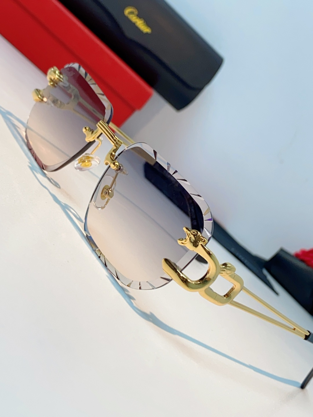 Cartier卡地亚 2026新款 方框切割太阳眼镜男女通用时尚遮阳墨镜防紫外线潮酷 女士墨镜