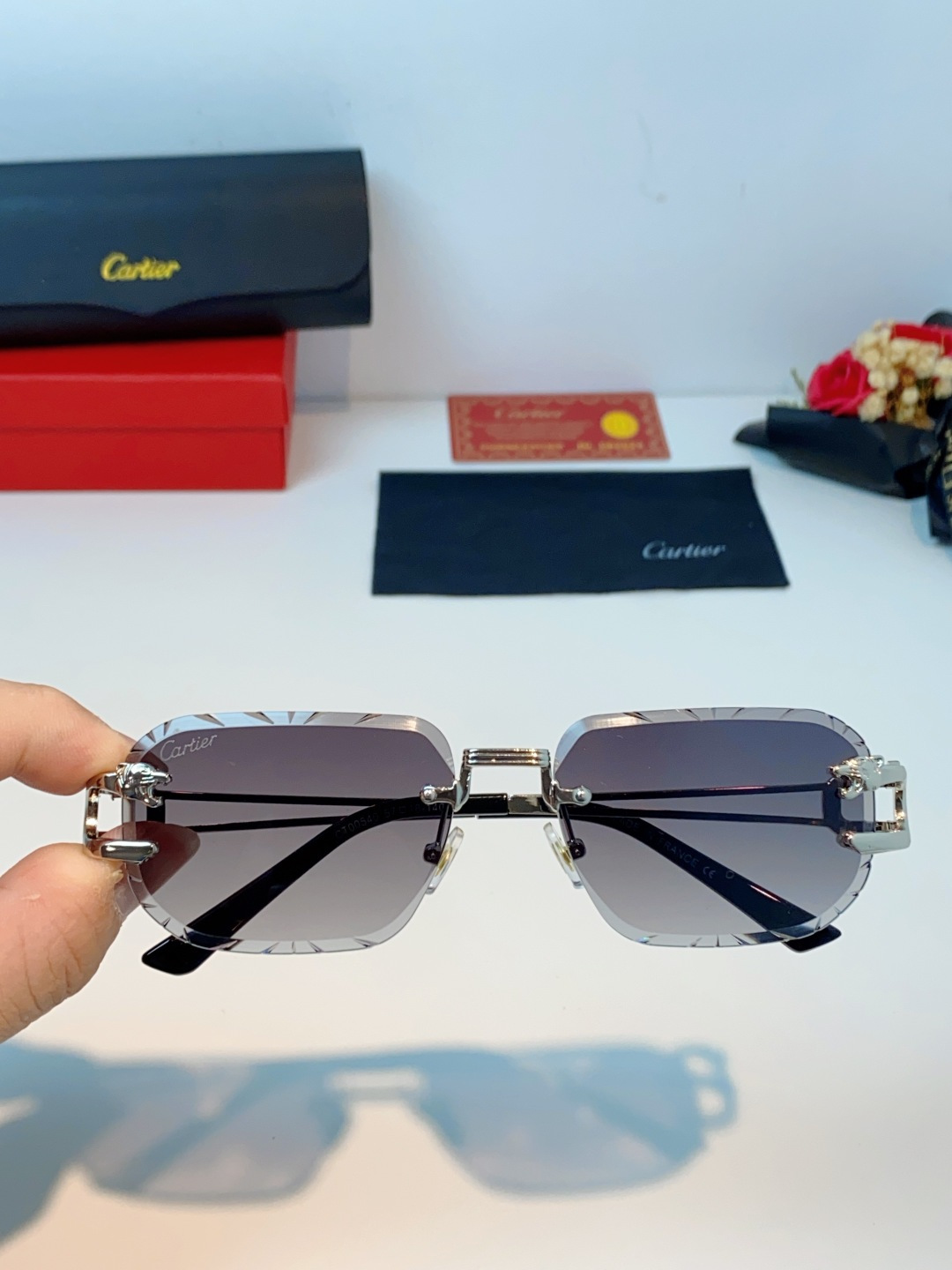 Cartier卡地亚 2026新款 方框切割太阳眼镜男女通用时尚遮阳墨镜防紫外线潮酷 女士墨镜