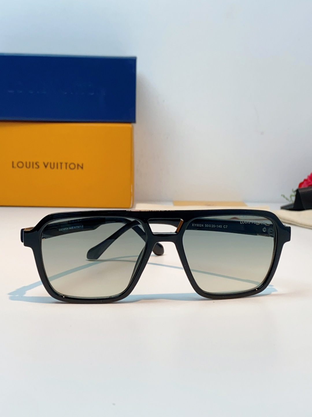 LouisVuitton路易威登 2026新款 男士墨镜太阳镜方形纤维金属签名新款Z3119U