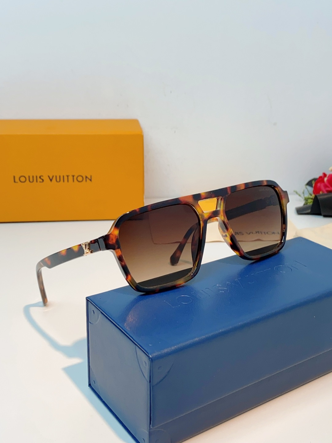 LouisVuitton路易威登 2026新款 男士墨镜太阳镜方形纤维金属签名新款Z3119U