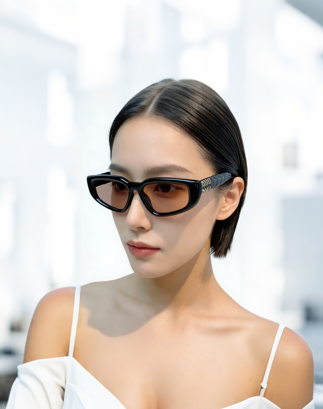 Miumiu缪缪 2026新款 赛博朋克未来感长形窄框墨镜男女潮人水晶链条太阳眼镜 女士墨镜