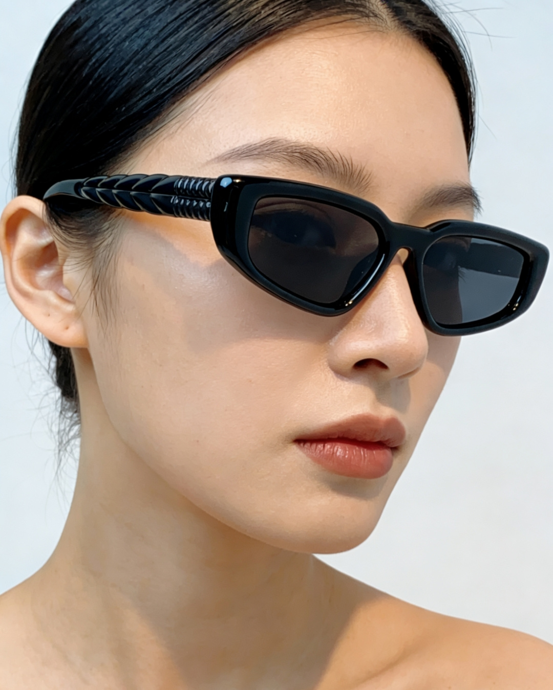 Miumiu缪缪 2026新款 赛博朋克未来感长形窄框墨镜男女潮人水晶链条太阳眼镜 女士墨镜