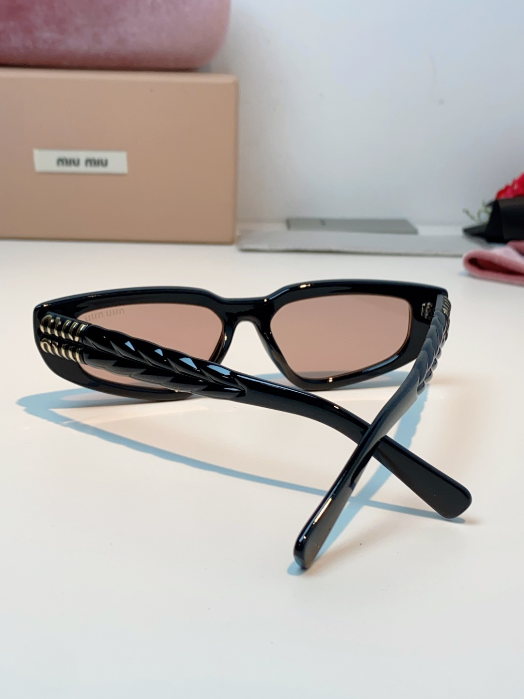 Miumiu缪缪 2026新款 赛博朋克未来感长形窄框墨镜男女潮人水晶链条太阳眼镜 女士墨镜