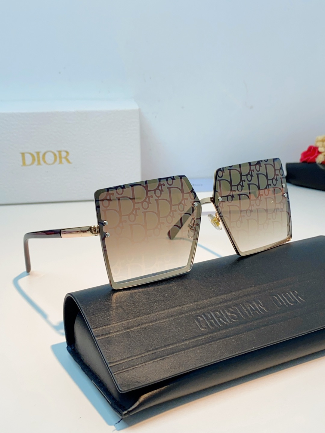 Dior迪奥 2026新款欧美超大框女士太阳镜大脸网红链条款方框浅色显脸小墨镜防紫外线