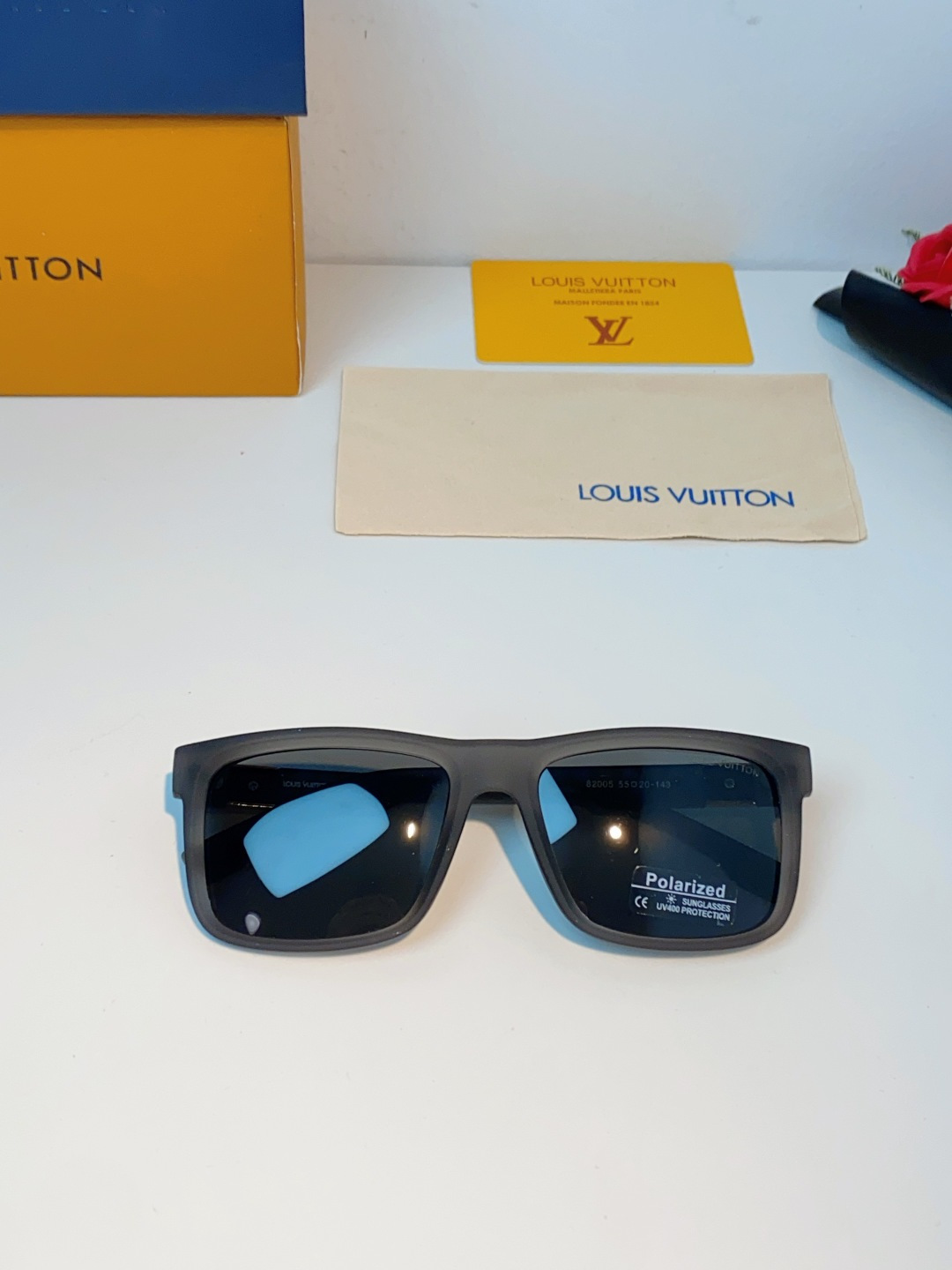 LouisVuitton路易威登  标志性老花镜腿，镜腿融入LV经典Monogram老花图案，搭配金色L