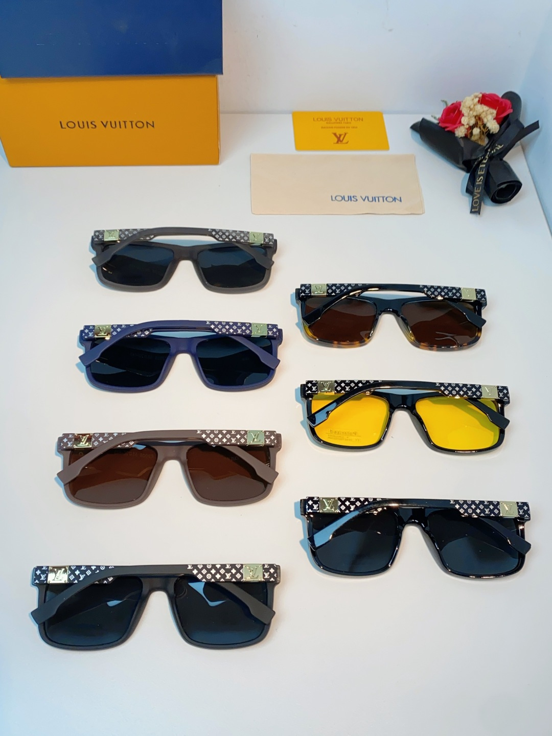 LouisVuitton路易威登  标志性老花镜腿，镜腿融入LV经典Monogram老花图案，搭配金色L