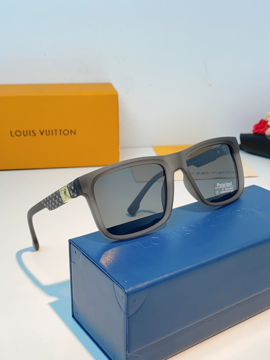 LouisVuitton路易威登  标志性老花镜腿，镜腿融入LV经典Monogram老花图案，搭配金色L
