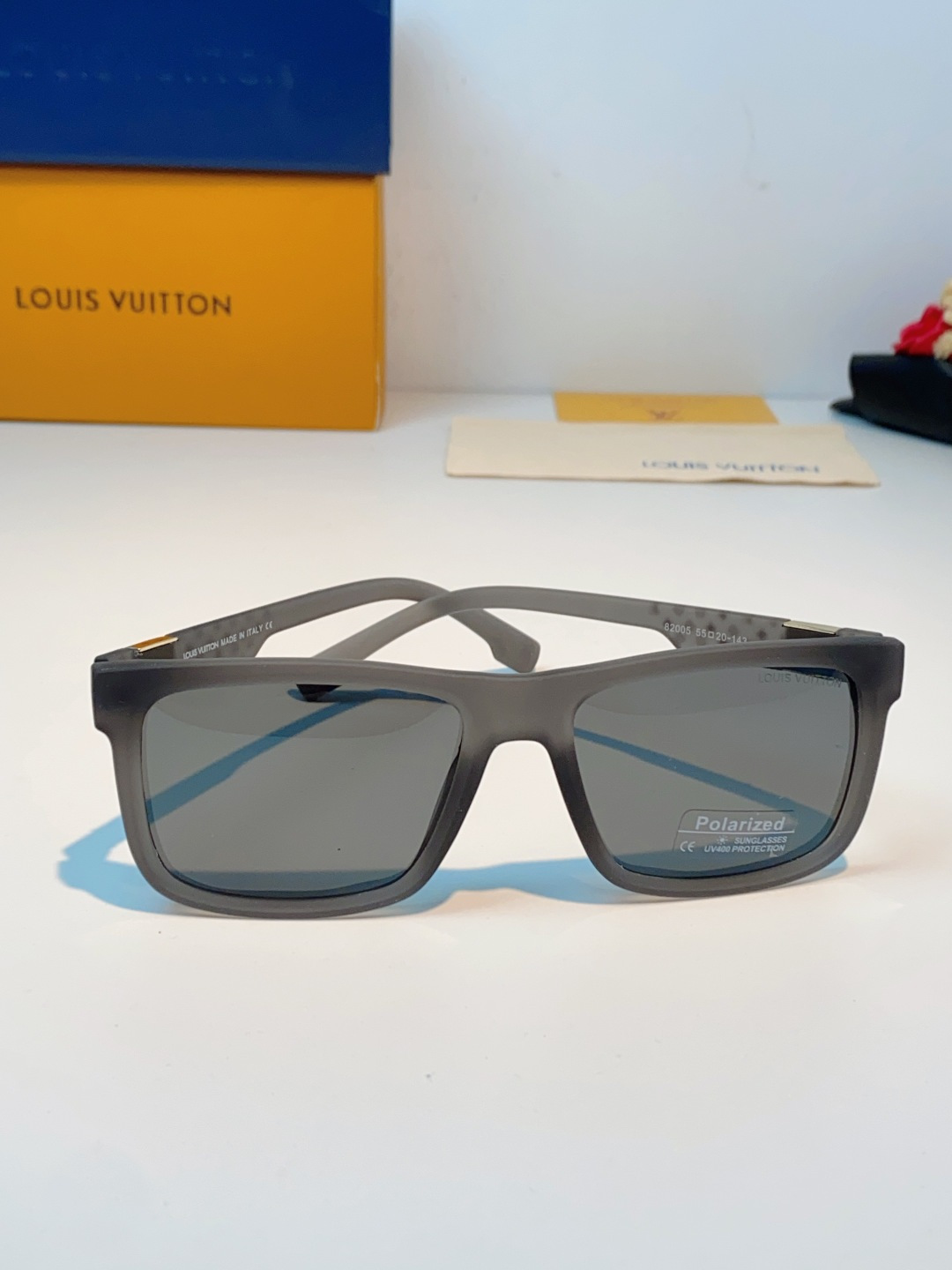 LouisVuitton路易威登  标志性老花镜腿，镜腿融入LV经典Monogram老花图案，搭配金色L