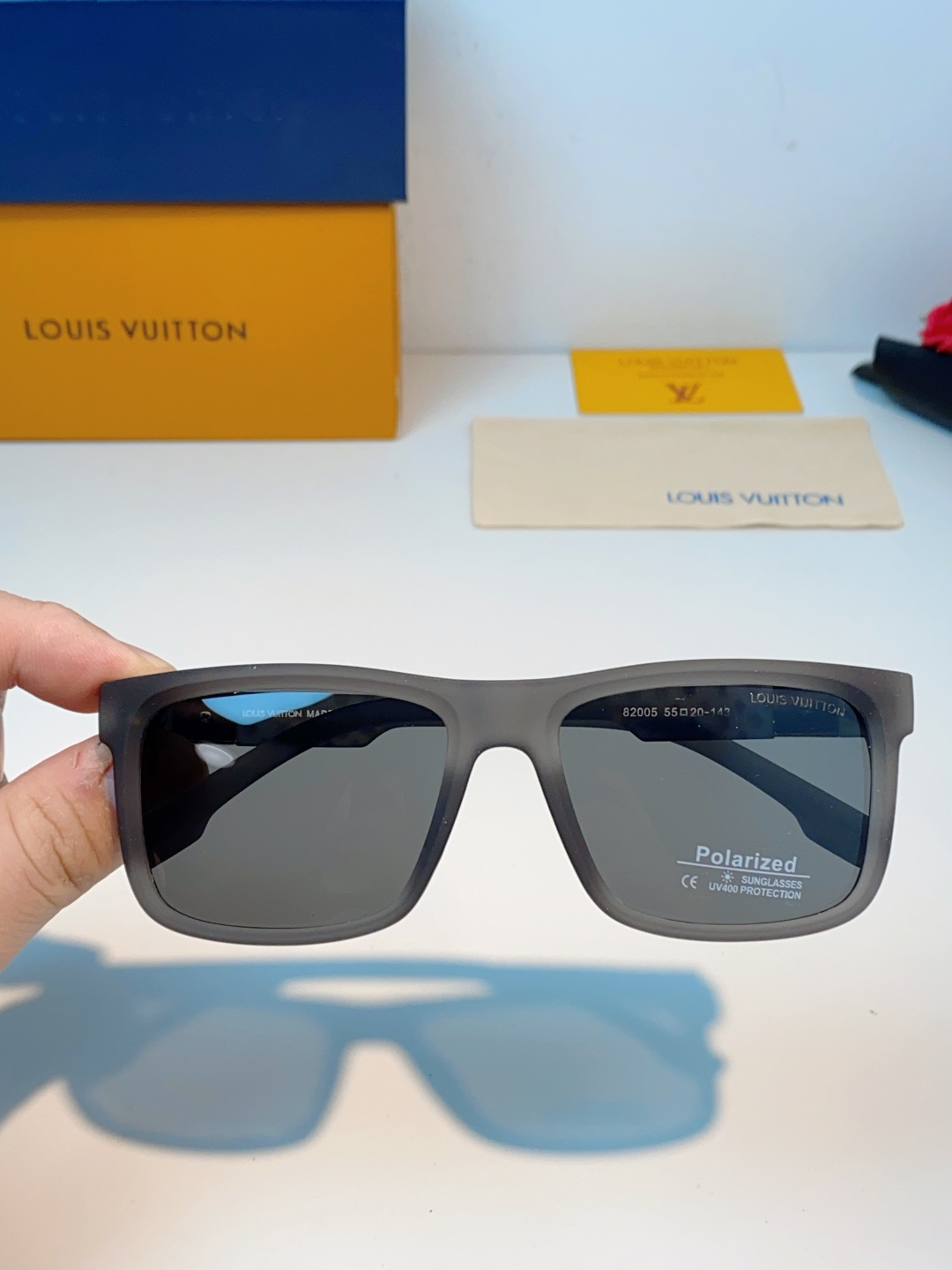 LouisVuitton路易威登  标志性老花镜腿，镜腿融入LV经典Monogram老花图案，搭配金色L