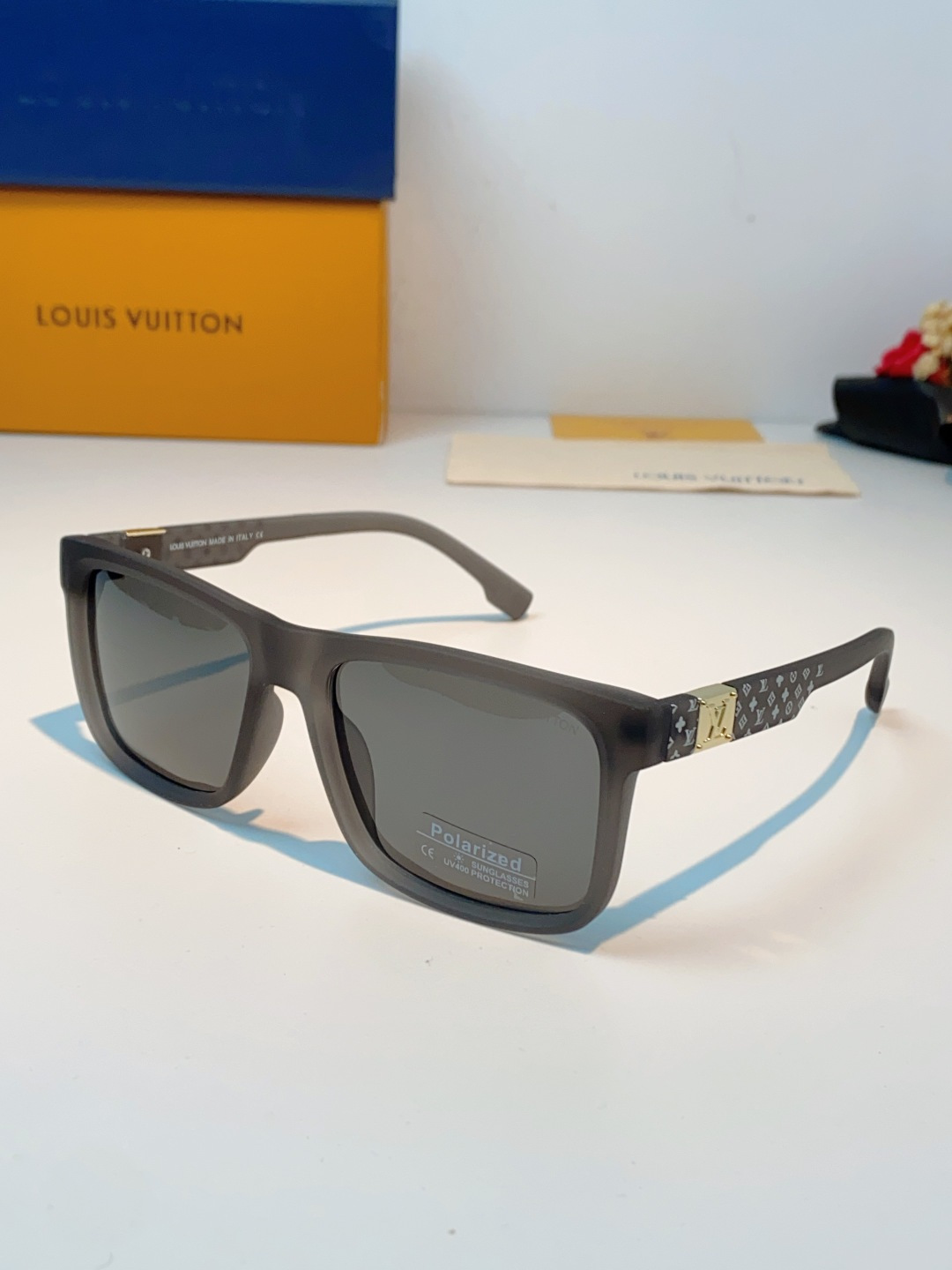 LouisVuitton路易威登  标志性老花镜腿，镜腿融入LV经典Monogram老花图案，搭配金色L