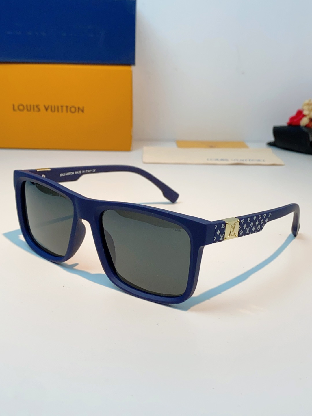 LouisVuitton路易威登  标志性老花镜腿，镜腿融入LV经典Monogram老花图案，搭配金色L