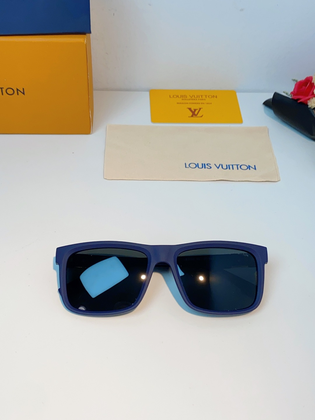 LouisVuitton路易威登  标志性老花镜腿，镜腿融入LV经典Monogram老花图案，搭配金色L
