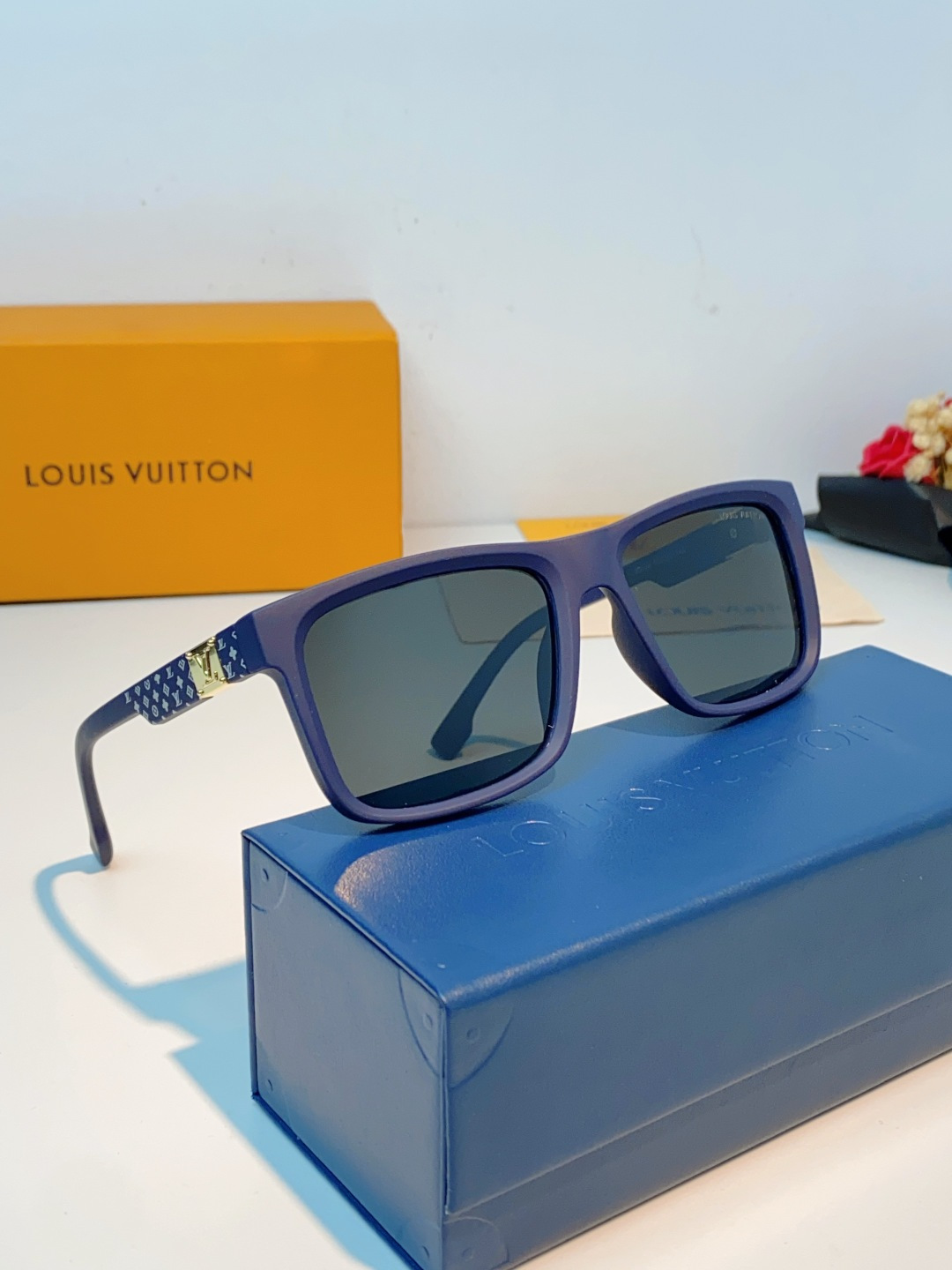 LouisVuitton路易威登  标志性老花镜腿，镜腿融入LV经典Monogram老花图案，搭配金色L