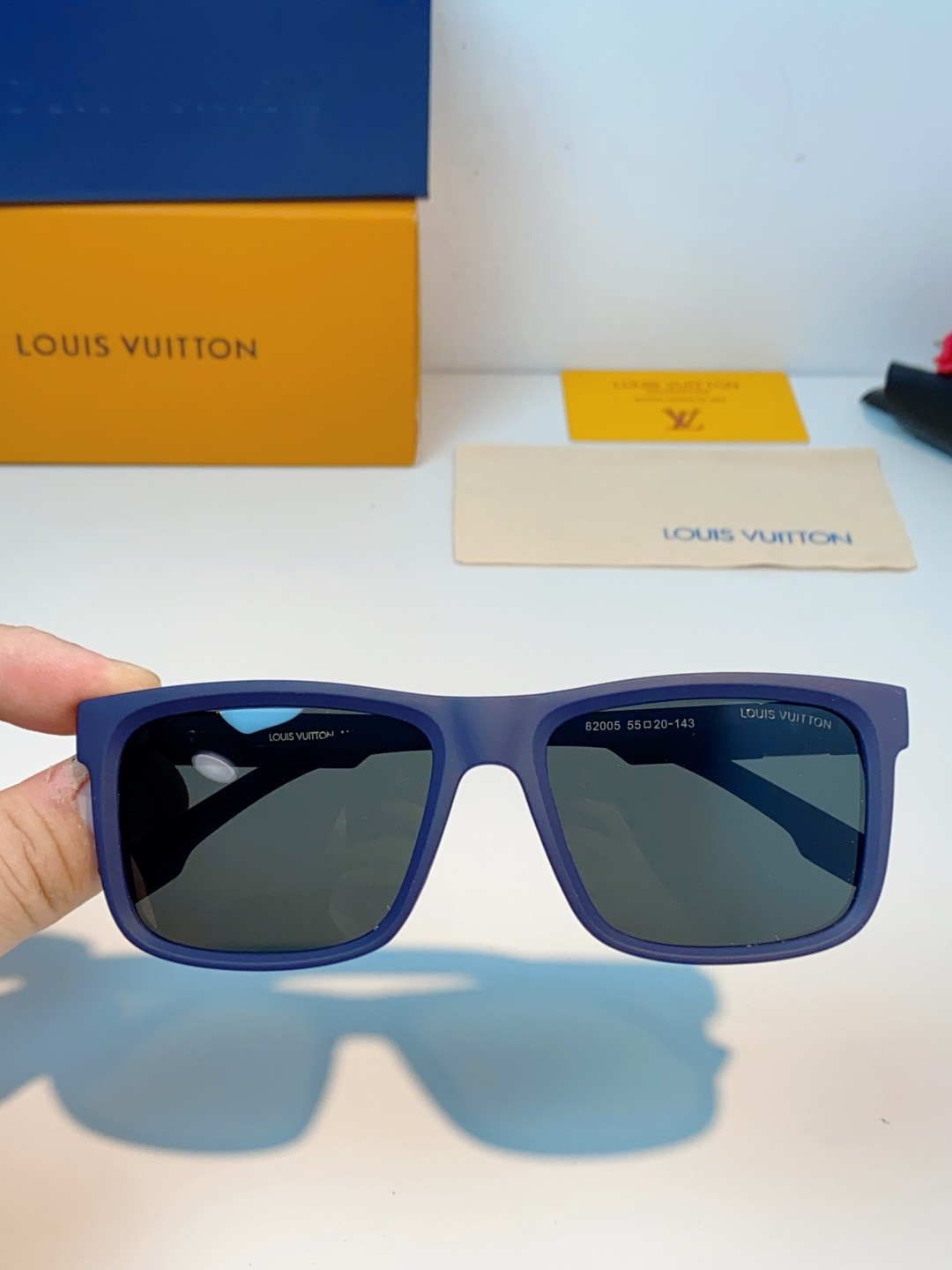 LouisVuitton路易威登  标志性老花镜腿，镜腿融入LV经典Monogram老花图案，搭配金色L