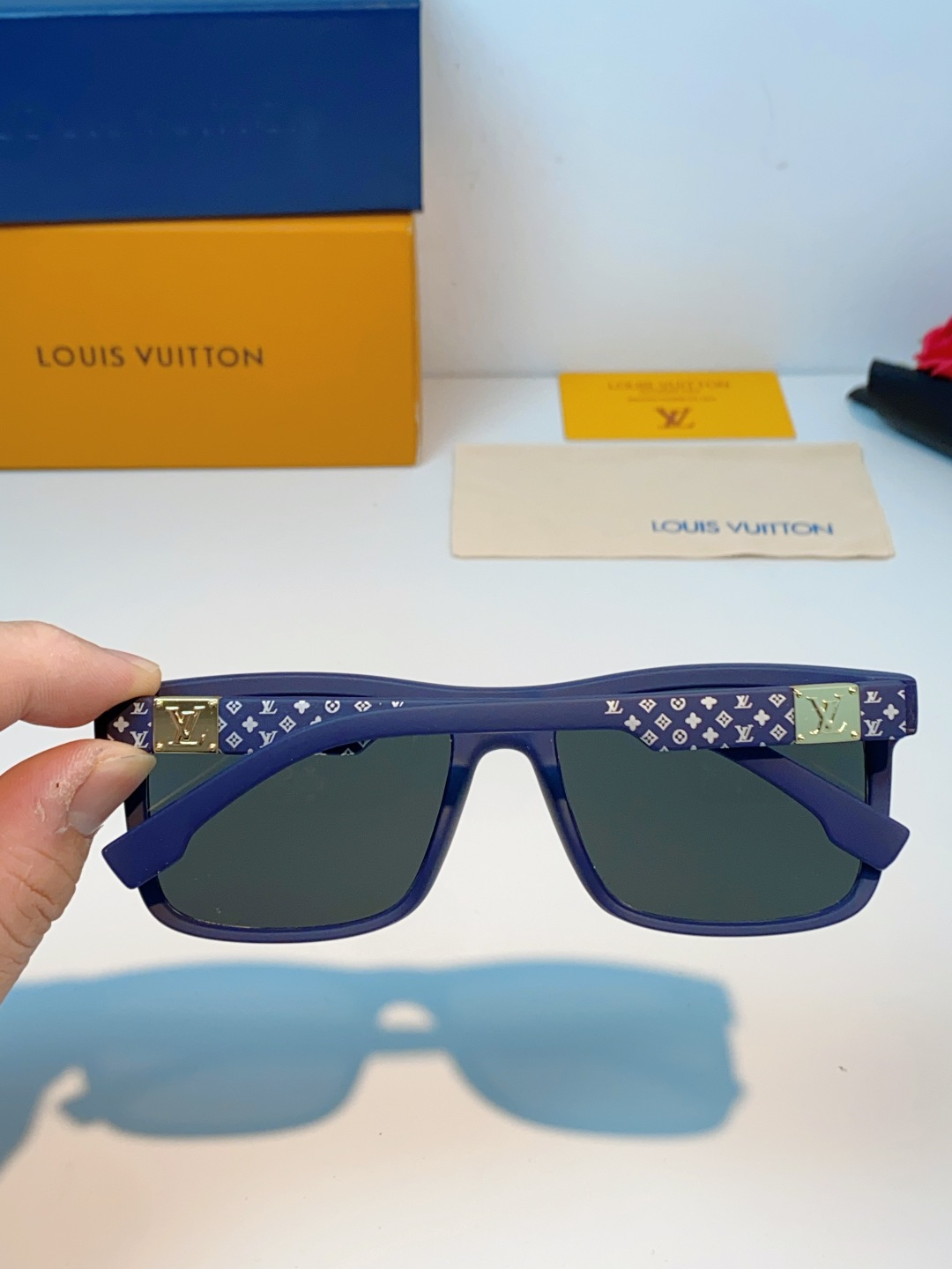 LouisVuitton路易威登  标志性老花镜腿，镜腿融入LV经典Monogram老花图案，搭配金色L