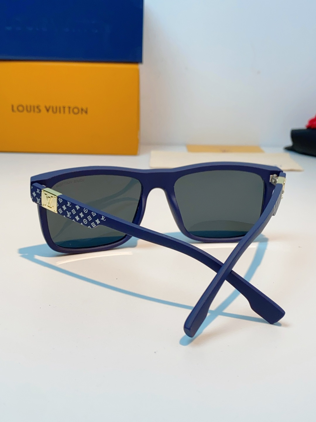 LouisVuitton路易威登  标志性老花镜腿，镜腿融入LV经典Monogram老花图案，搭配金色L
