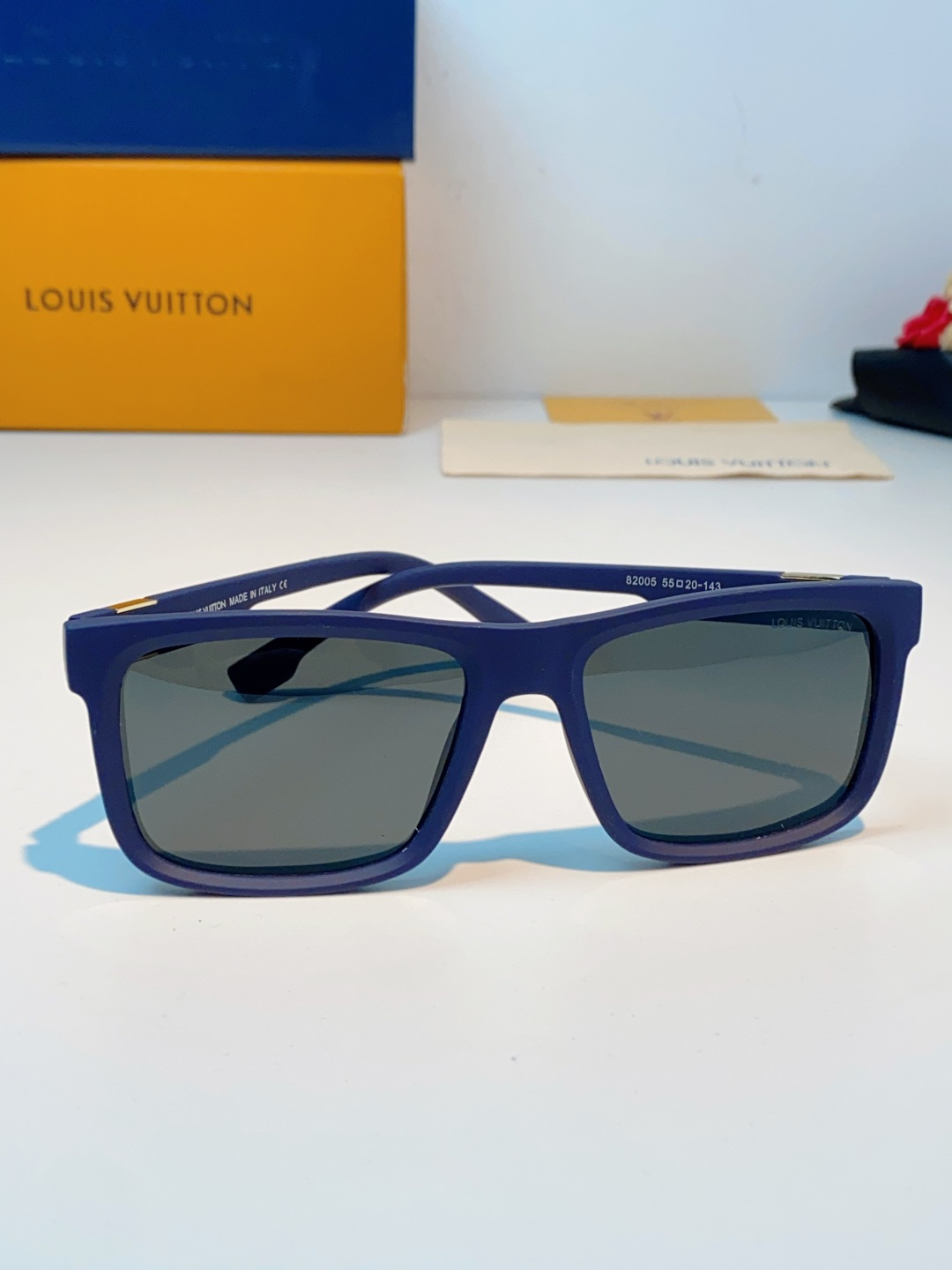 LouisVuitton路易威登  标志性老花镜腿，镜腿融入LV经典Monogram老花图案，搭配金色L