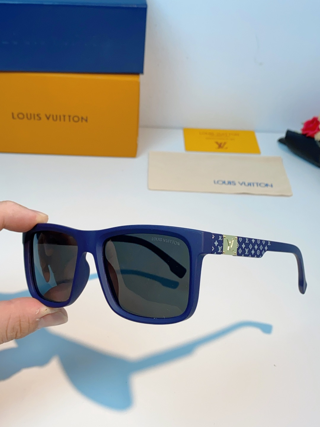 LouisVuitton路易威登  标志性老花镜腿，镜腿融入LV经典Monogram老花图案，搭配金色L
