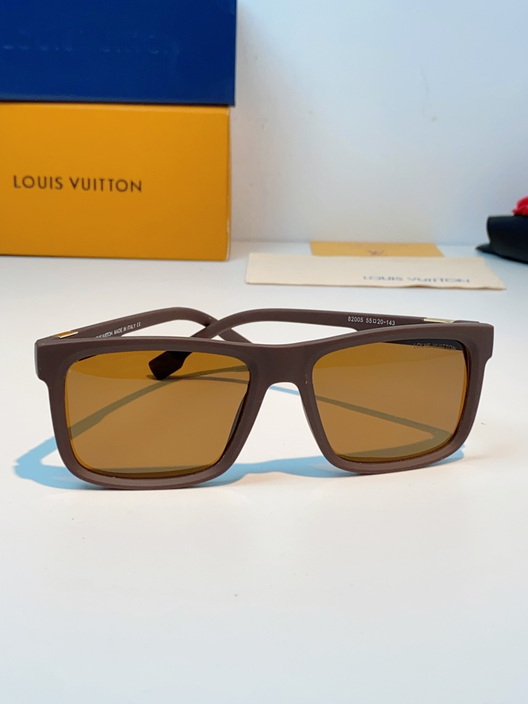LouisVuitton路易威登  标志性老花镜腿，镜腿融入LV经典Monogram老花图案，搭配金色L
