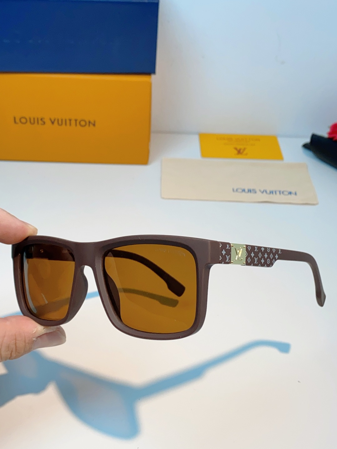LouisVuitton路易威登  标志性老花镜腿，镜腿融入LV经典Monogram老花图案，搭配金色L