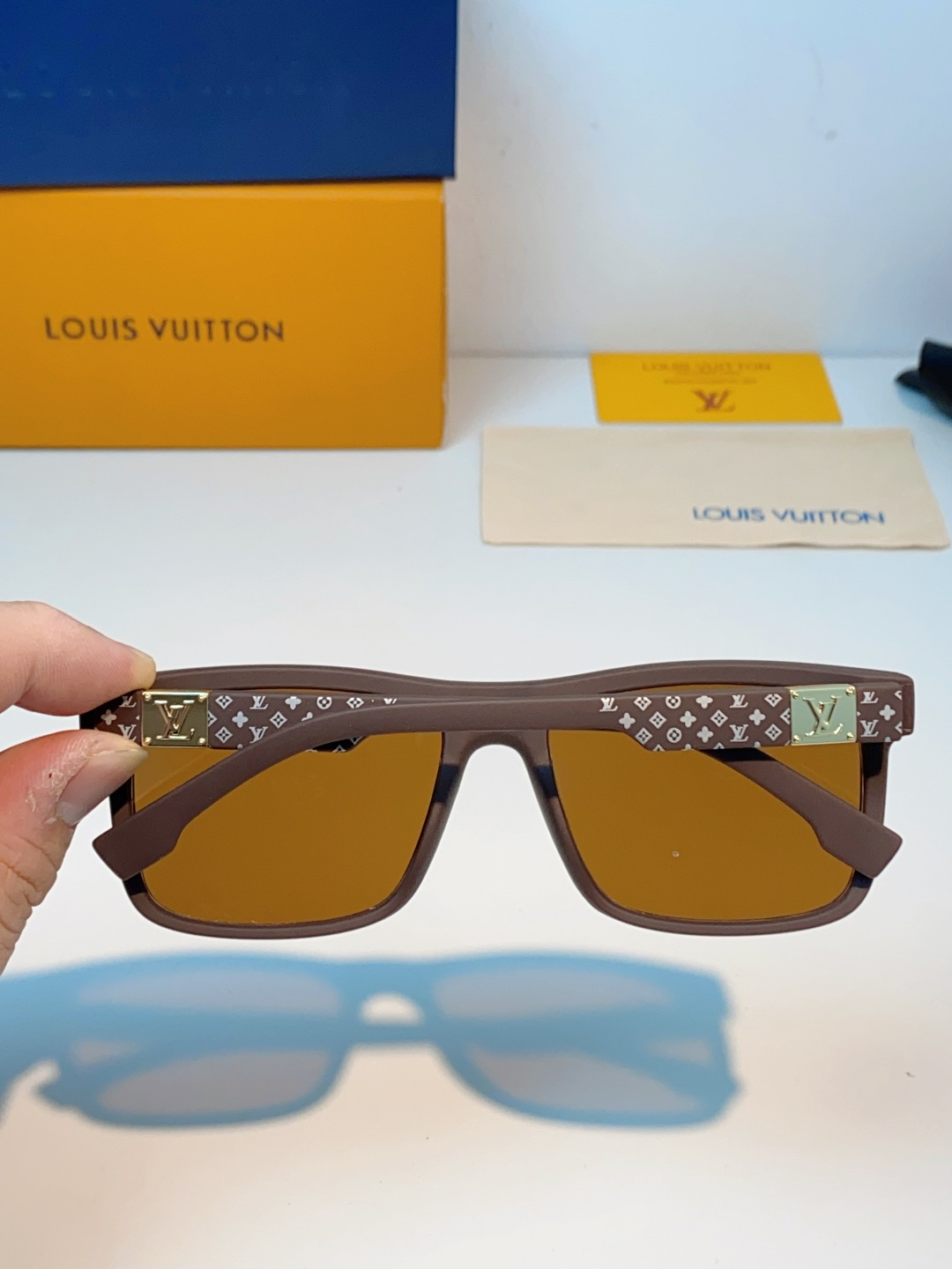 LouisVuitton路易威登  标志性老花镜腿，镜腿融入LV经典Monogram老花图案，搭配金色L