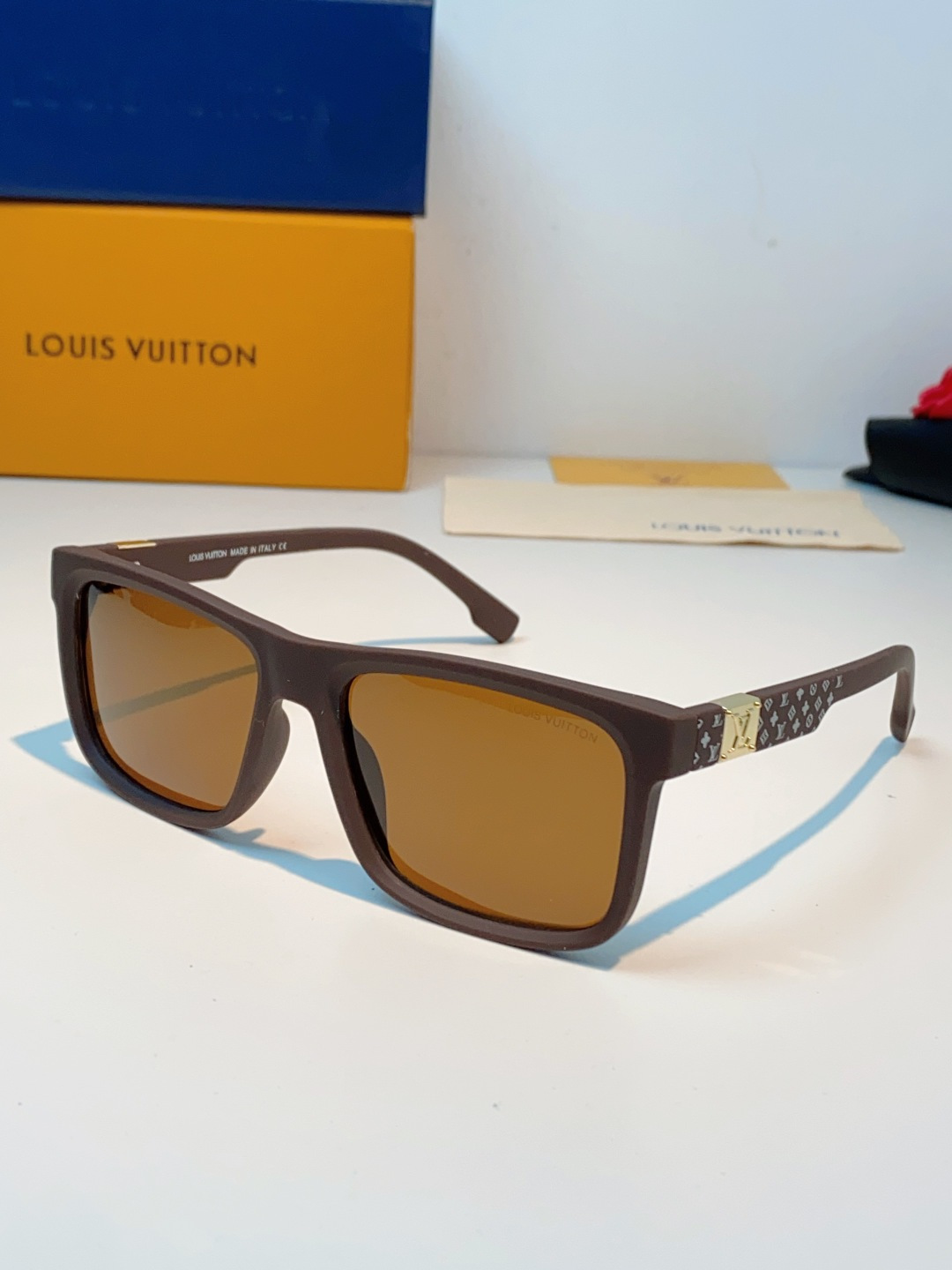 LouisVuitton路易威登  标志性老花镜腿，镜腿融入LV经典Monogram老花图案，搭配金色L