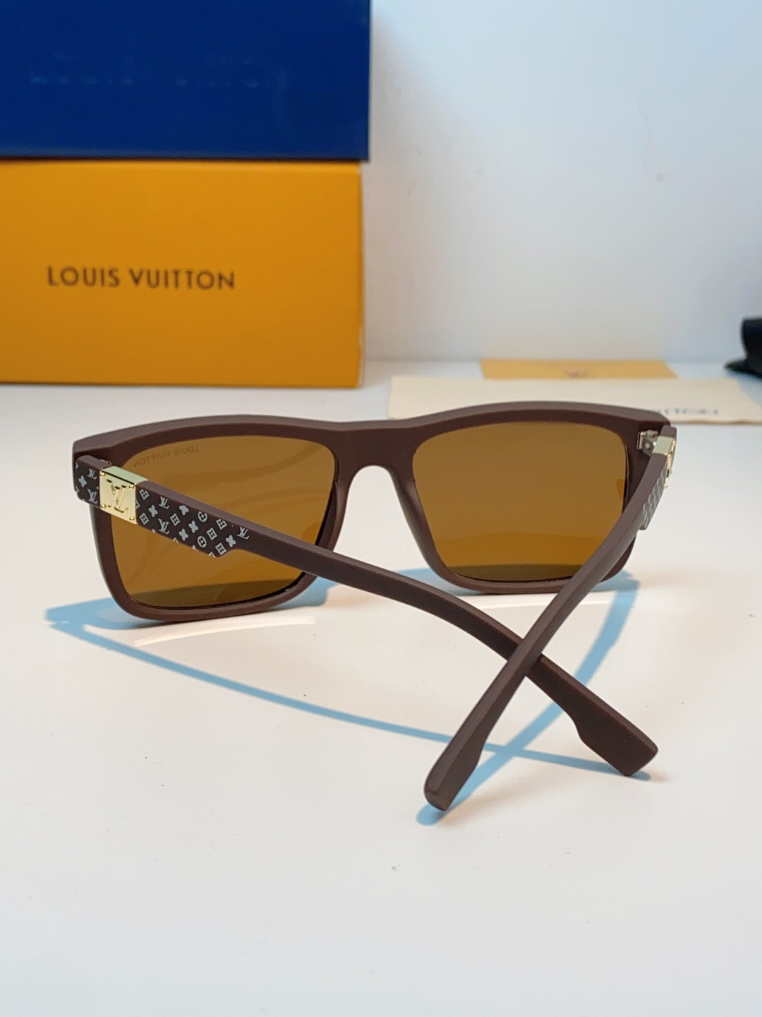 LouisVuitton路易威登  标志性老花镜腿，镜腿融入LV经典Monogram老花图案，搭配金色L