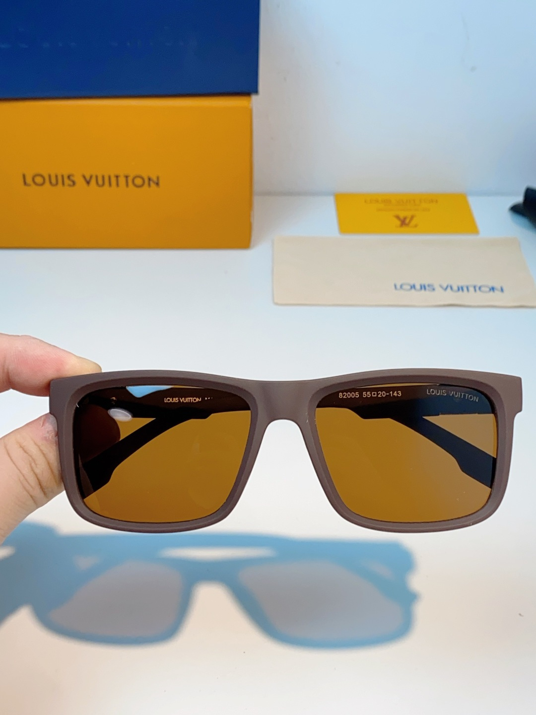 LouisVuitton路易威登  标志性老花镜腿，镜腿融入LV经典Monogram老花图案，搭配金色L