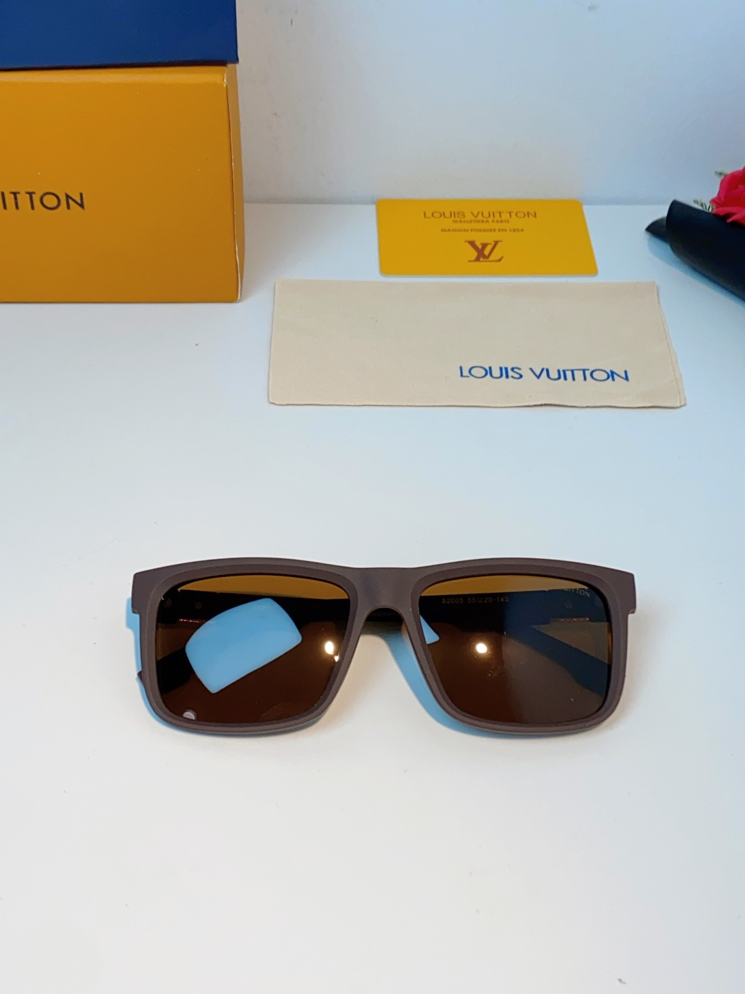 LouisVuitton路易威登  标志性老花镜腿，镜腿融入LV经典Monogram老花图案，搭配金色L