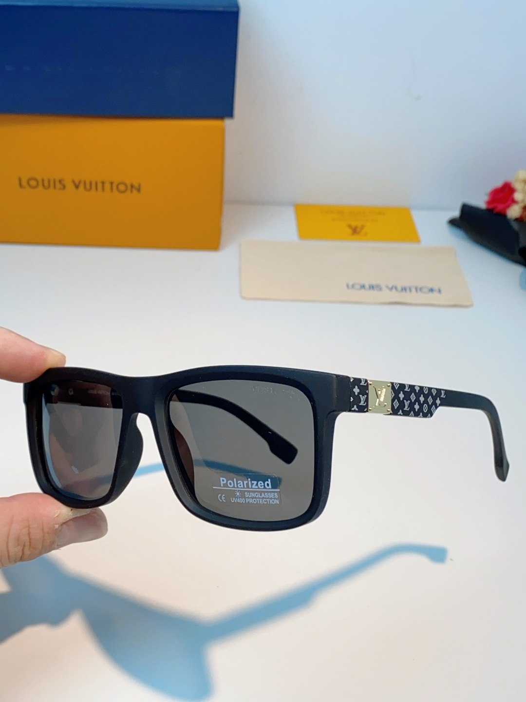 LouisVuitton路易威登  标志性老花镜腿，镜腿融入LV经典Monogram老花图案，搭配金色L