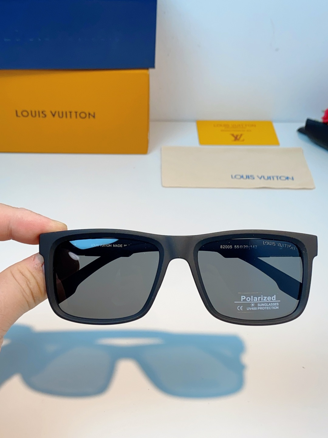LouisVuitton路易威登  标志性老花镜腿，镜腿融入LV经典Monogram老花图案，搭配金色L