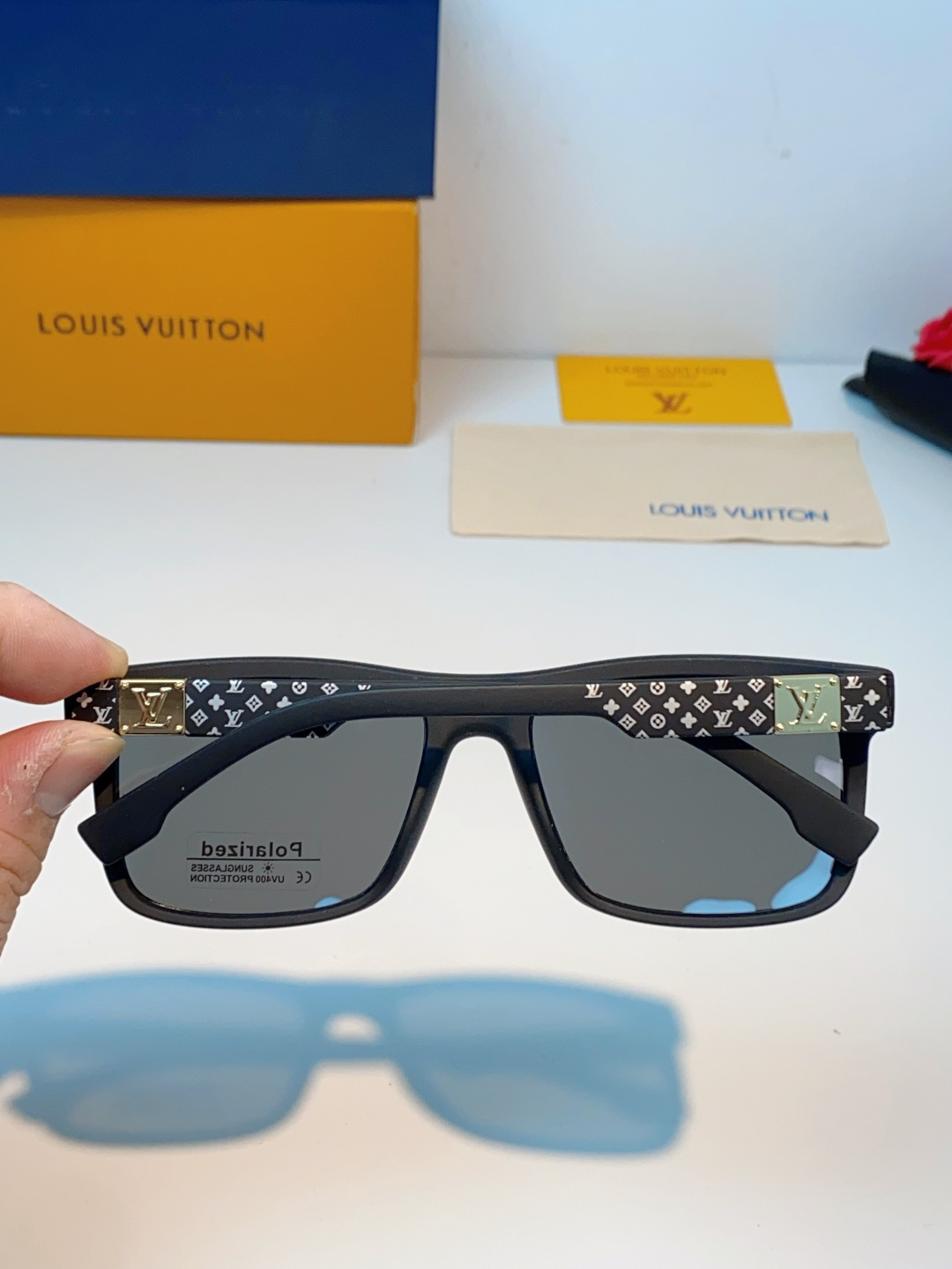 LouisVuitton路易威登  标志性老花镜腿，镜腿融入LV经典Monogram老花图案，搭配金色L