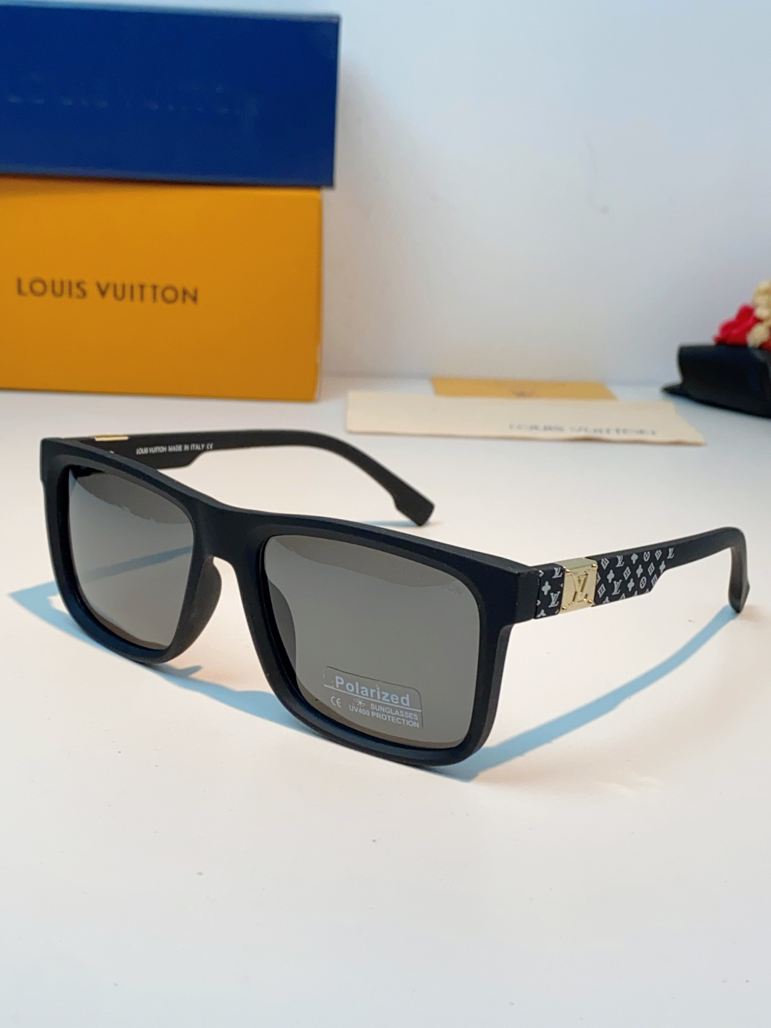 LouisVuitton路易威登  标志性老花镜腿，镜腿融入LV经典Monogram老花图案，搭配金色L