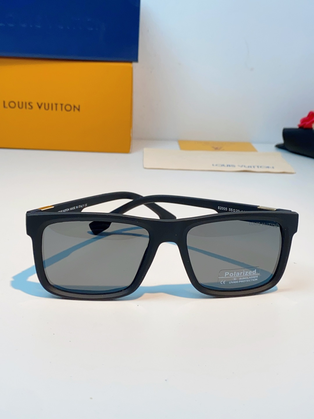 LouisVuitton路易威登  标志性老花镜腿，镜腿融入LV经典Monogram老花图案，搭配金色L