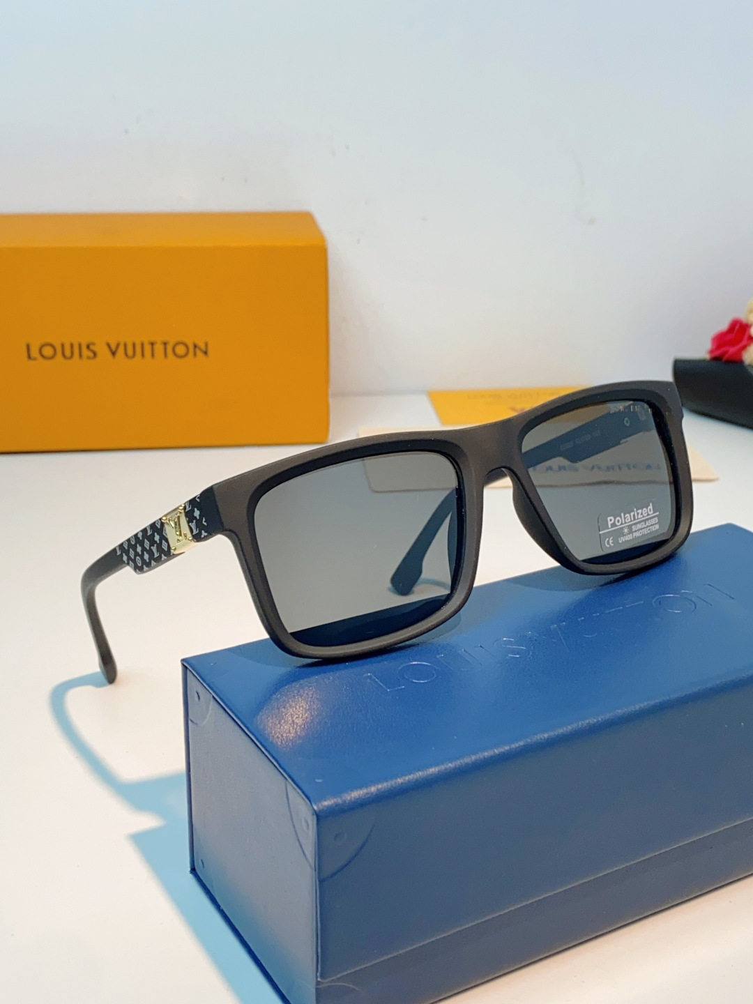 LouisVuitton路易威登  标志性老花镜腿，镜腿融入LV经典Monogram老花图案，搭配金色L