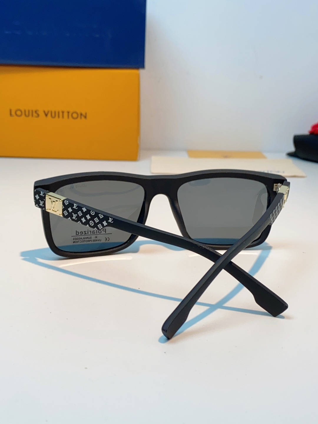 LouisVuitton路易威登  标志性老花镜腿，镜腿融入LV经典Monogram老花图案，搭配金色L