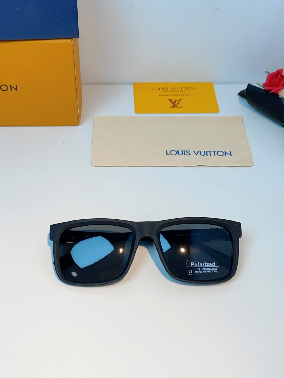 LouisVuitton路易威登  标志性老花镜腿，镜腿融入LV经典Monogram老花图案，搭配金色L