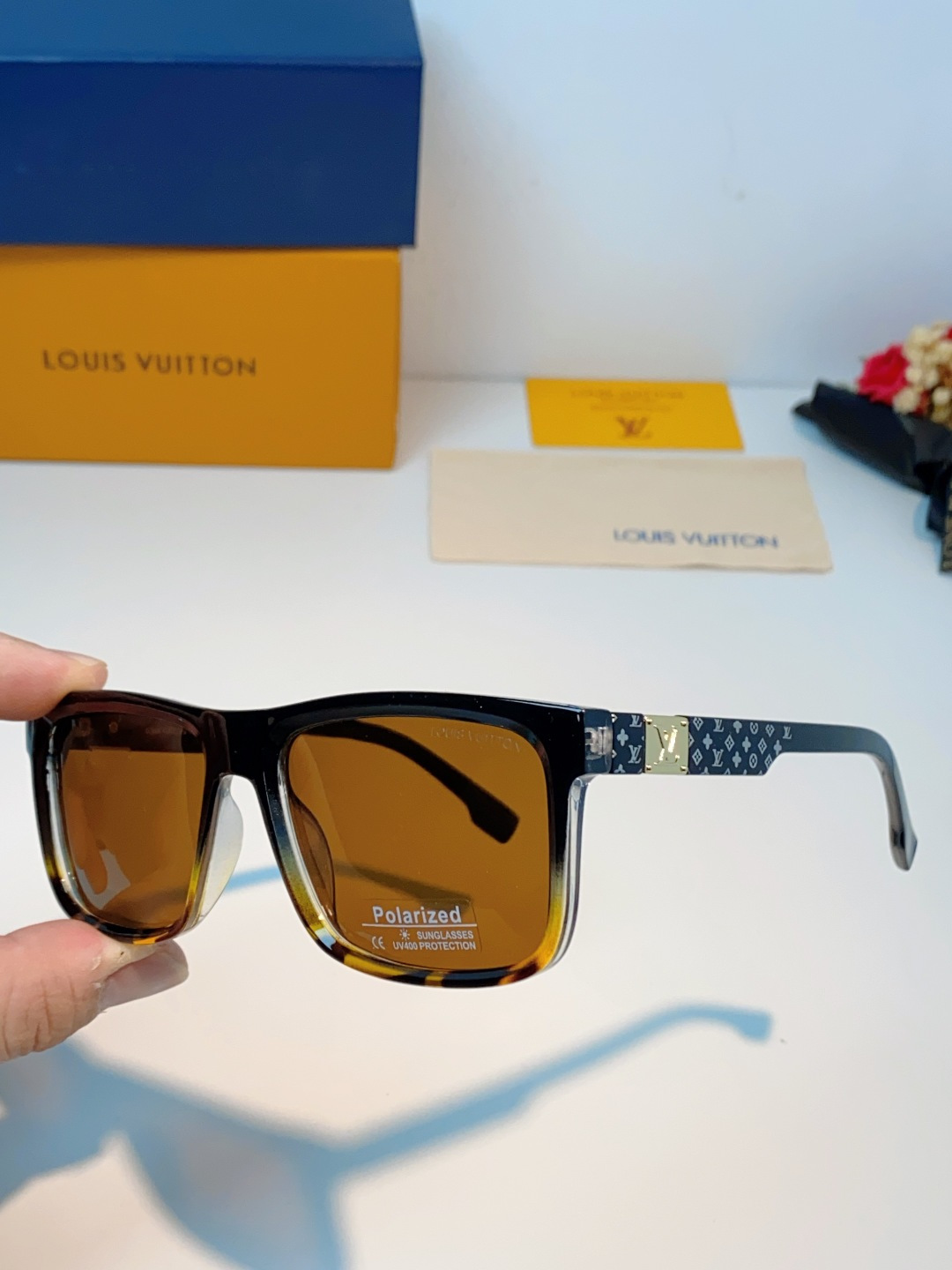 LouisVuitton路易威登  标志性老花镜腿，镜腿融入LV经典Monogram老花图案，搭配金色L