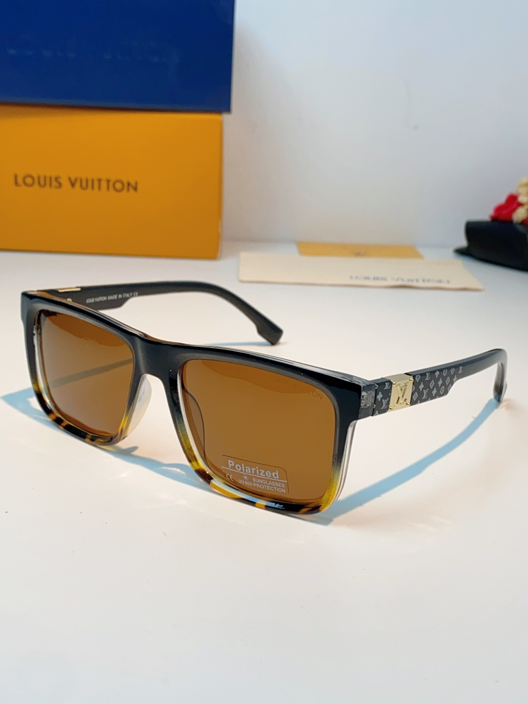LouisVuitton路易威登  标志性老花镜腿，镜腿融入LV经典Monogram老花图案，搭配金色L