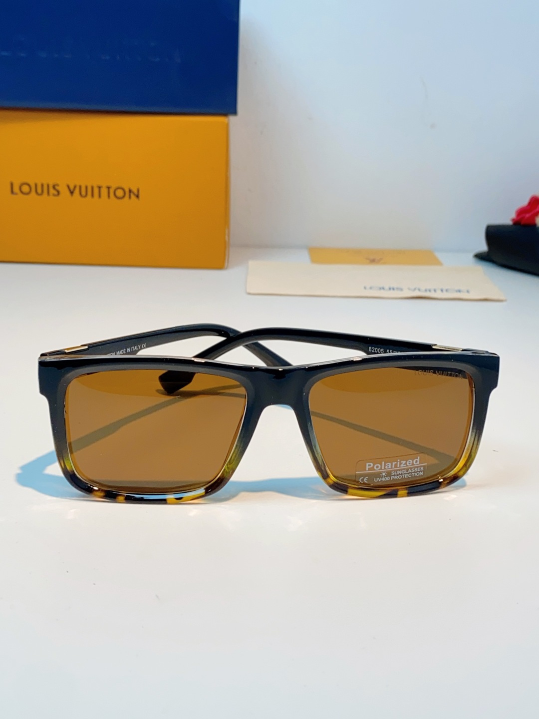 LouisVuitton路易威登  标志性老花镜腿，镜腿融入LV经典Monogram老花图案，搭配金色L