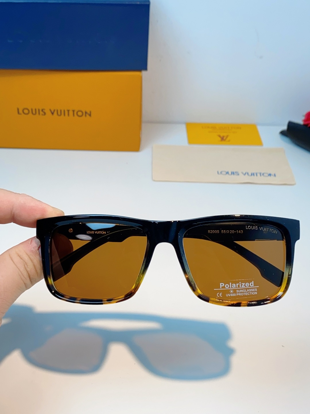 LouisVuitton路易威登  标志性老花镜腿，镜腿融入LV经典Monogram老花图案，搭配金色L