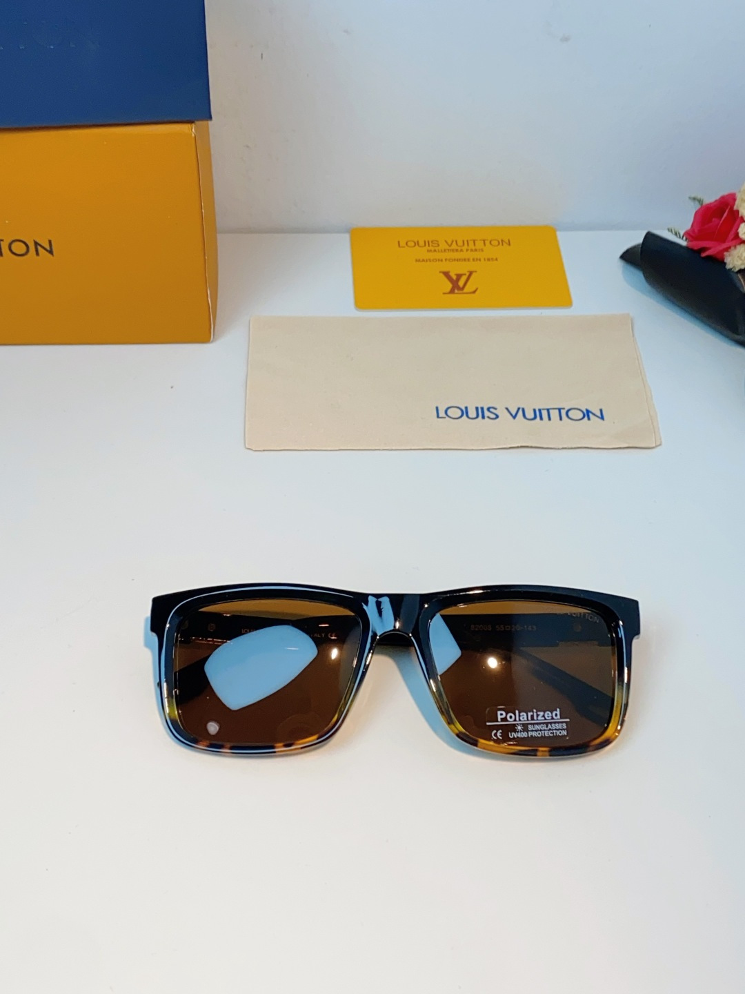 LouisVuitton路易威登  标志性老花镜腿，镜腿融入LV经典Monogram老花图案，搭配金色L
