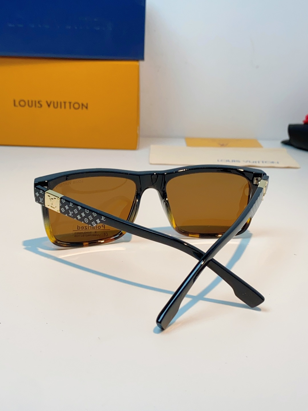 LouisVuitton路易威登  标志性老花镜腿，镜腿融入LV经典Monogram老花图案，搭配金色L