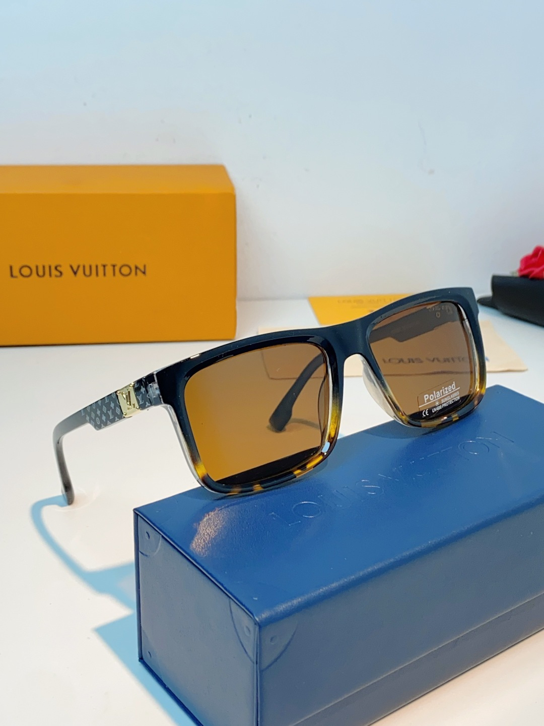 LouisVuitton路易威登  标志性老花镜腿，镜腿融入LV经典Monogram老花图案，搭配金色L